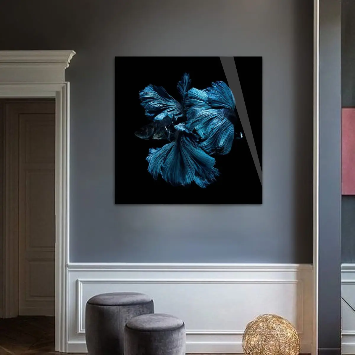 Pêche artistique en verre acrylique: belle queue de poisson bleu danse dans l&#39;eau noire