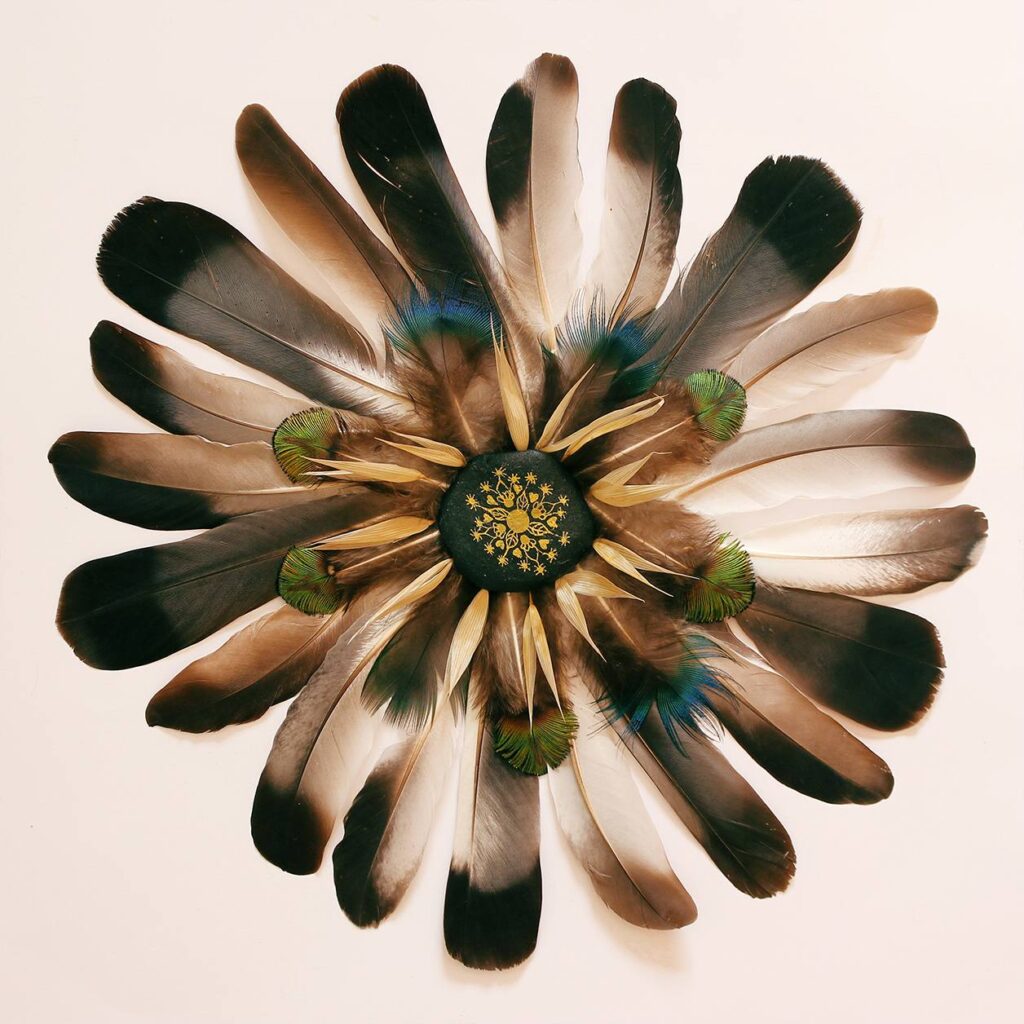Plume de Vie – composition en forme de fleur de plumes colorées