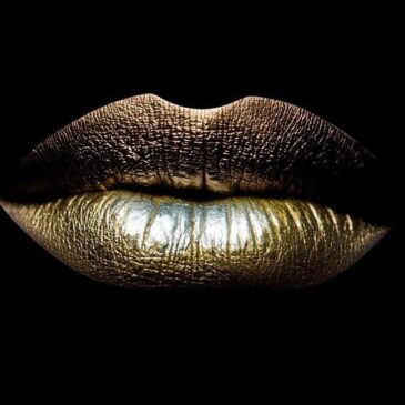 Painting with sexy gold lips