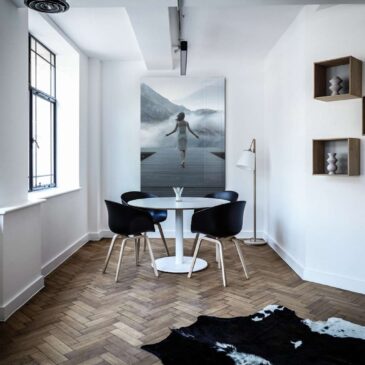 Werk aan de muur van mooie vrouw