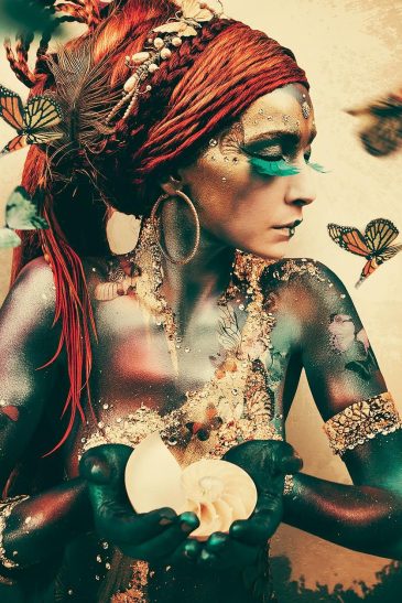 Kunstfoto van de vrouw met vlinders, The Summon