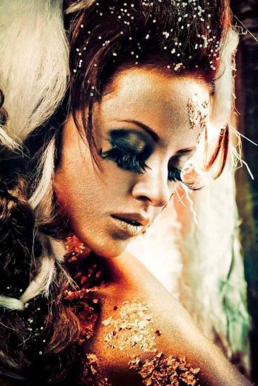 Fairytale Temptation II – dromerig portret van een vrouw met gouden make-up