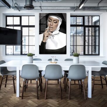 Schilderij van rokende sexy non