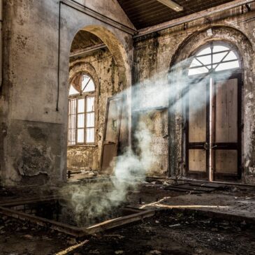 Hermoso contraste entre vidrieras y edificios en ruinas