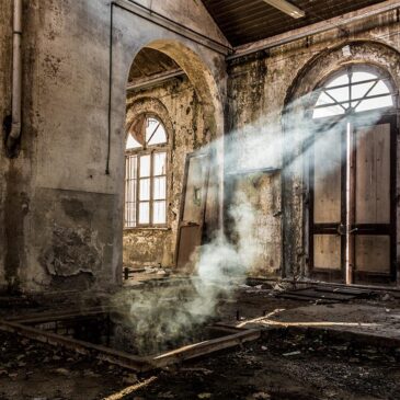 Beau contraste avec la peinture en verre et le bâtiment délabré