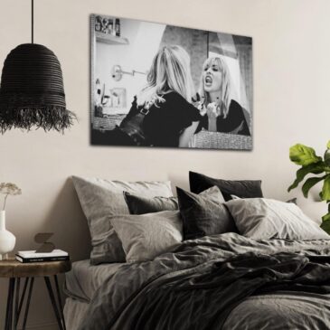 Arte mural en blanco y negro de una hermosa mujer