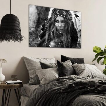 Art mural en noir et blanc représentant une femme amérindienne