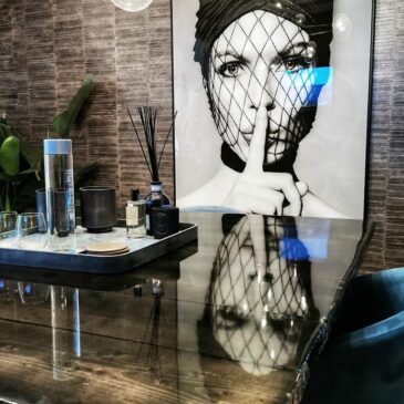 Schwarz-Weiß-Porträt einer schönen Frau