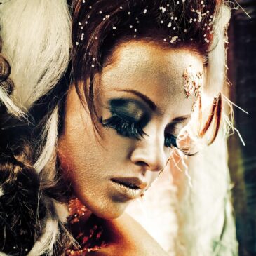 Wanddekoration einer Frau in Gold