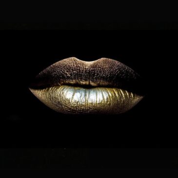 Artwork with sexy golden lips