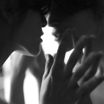 Schwarz-weißes Wandbild eines Frauenporträts