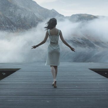 Werk aan de muur van mooie vrouw