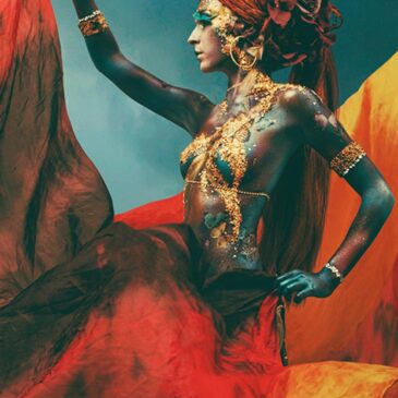 Künstlerische Wanddekoration einer schönen Fantasiefrau