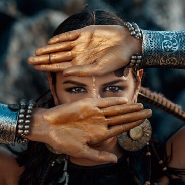Tableau sur plexiglas représentant une femme avec un œil symbolique qui voit tout