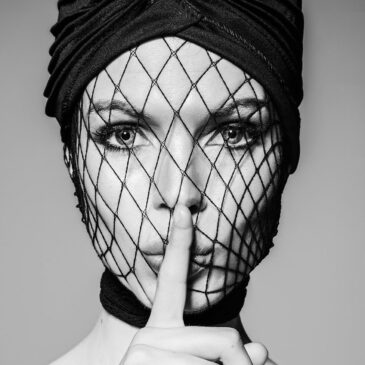 Schwarz-Weiß-Porträt einer schönen Frau