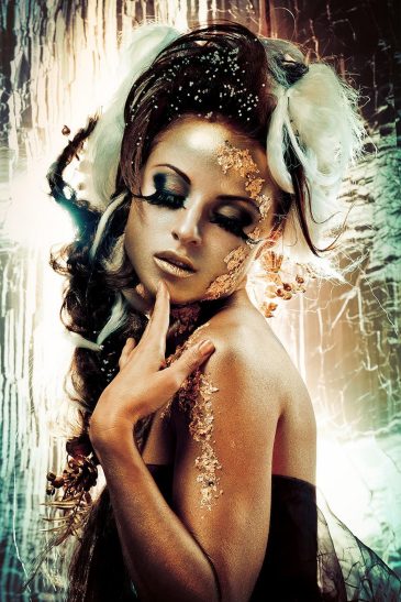 Fairytale Temptation I – artistiek portret van een vrouw met gouden make-up