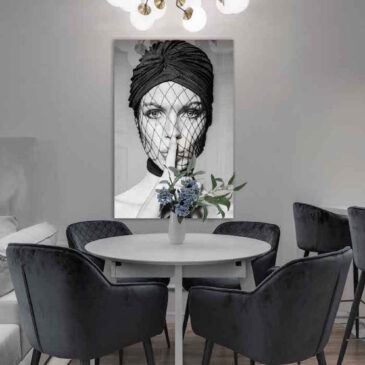 Schwarz-Weiß-Porträt einer schönen Frau aus Plexiglas