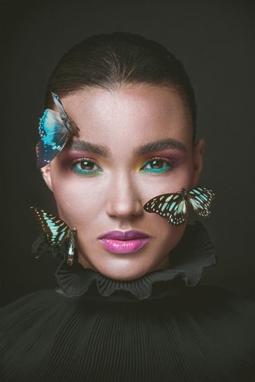 Harmony – portret van een vrouw met blauwe vlinders