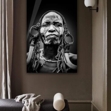 Afrikanisches Stammesporträt in Schwarz-Weiß