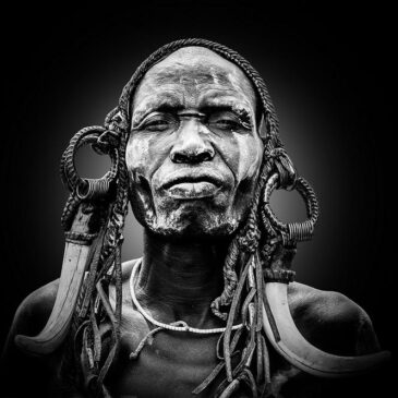 Afrikanisches Stammesporträt in Schwarz-Weiß