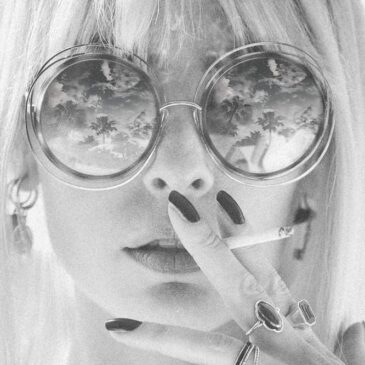 Photo en noir et blanc d&#39;une belle femme blonde