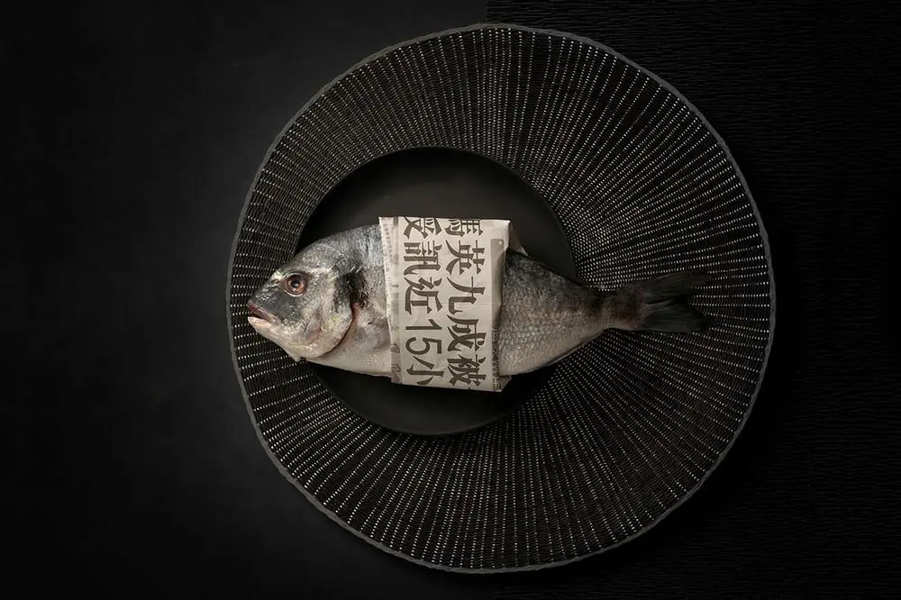 Kunstfoto auf Plexiglas unterstreicht die japanische Fischereikultur