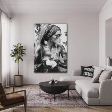 Cuadro en blanco y negro: mujer con mariposas