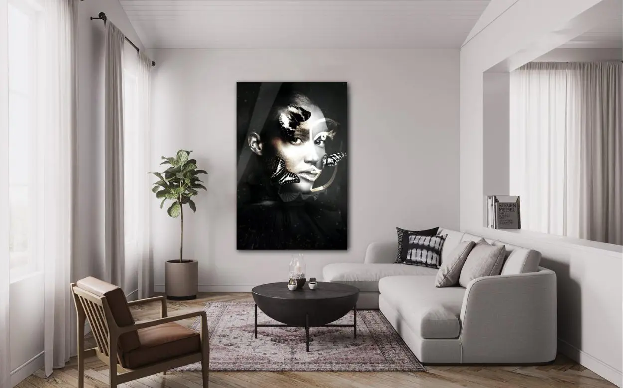 Zwart wit foto portret van vrouw met vlinders