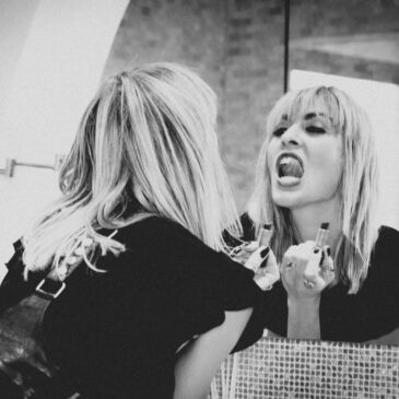 Arte mural en blanco y negro de una hermosa mujer