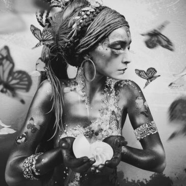 Cuadro en blanco y negro: mujer con mariposas