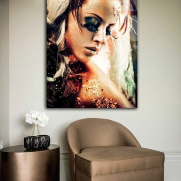 Wanddekoration einer Frau in Gold