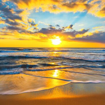 Strandfoto mit strahlendem Sonnenaufgang