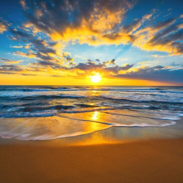 Strandfoto mit strahlendem Sonnenaufgang