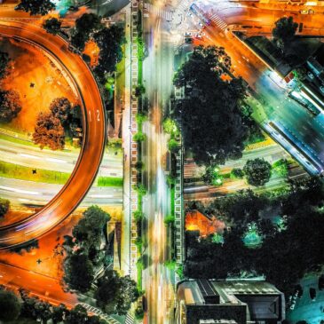 Décoration murale représentant un paysage urbain en couleurs néon