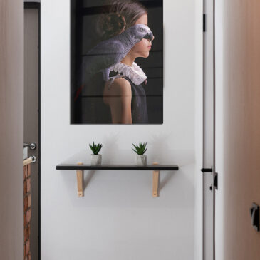 Portrait baroque d'une jeune fille avec un perroquet