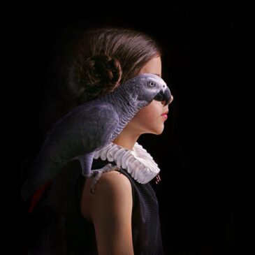 Portrait baroque d'une jeune fille avec un perroquet