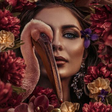Retrato de mujeres artísticas con flores y pelícanos