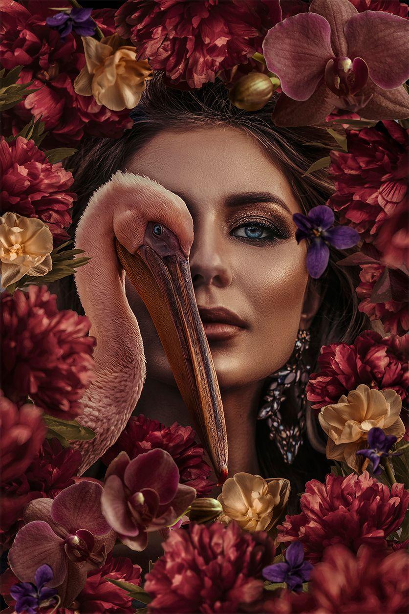 Artistiek vrouwen portret met bloemen en pelikaan