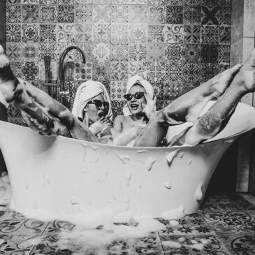 Artistieke zwart wit foto van vrouwen in bad