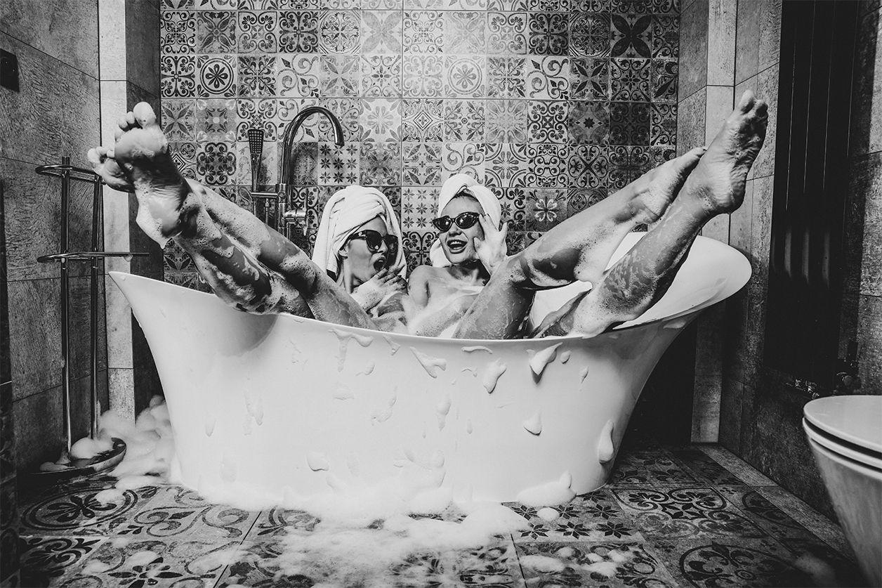 Artistieke zwart wit foto van vrouwen in bad