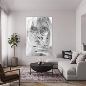 Schwarz-Weiß-Foto einer schönen blonden Frau