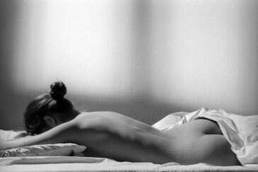 Fotografía artística en blanco y negro de mujer de plexiglás.