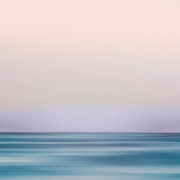 Paysage marin abstrait aux tons bleus et roses