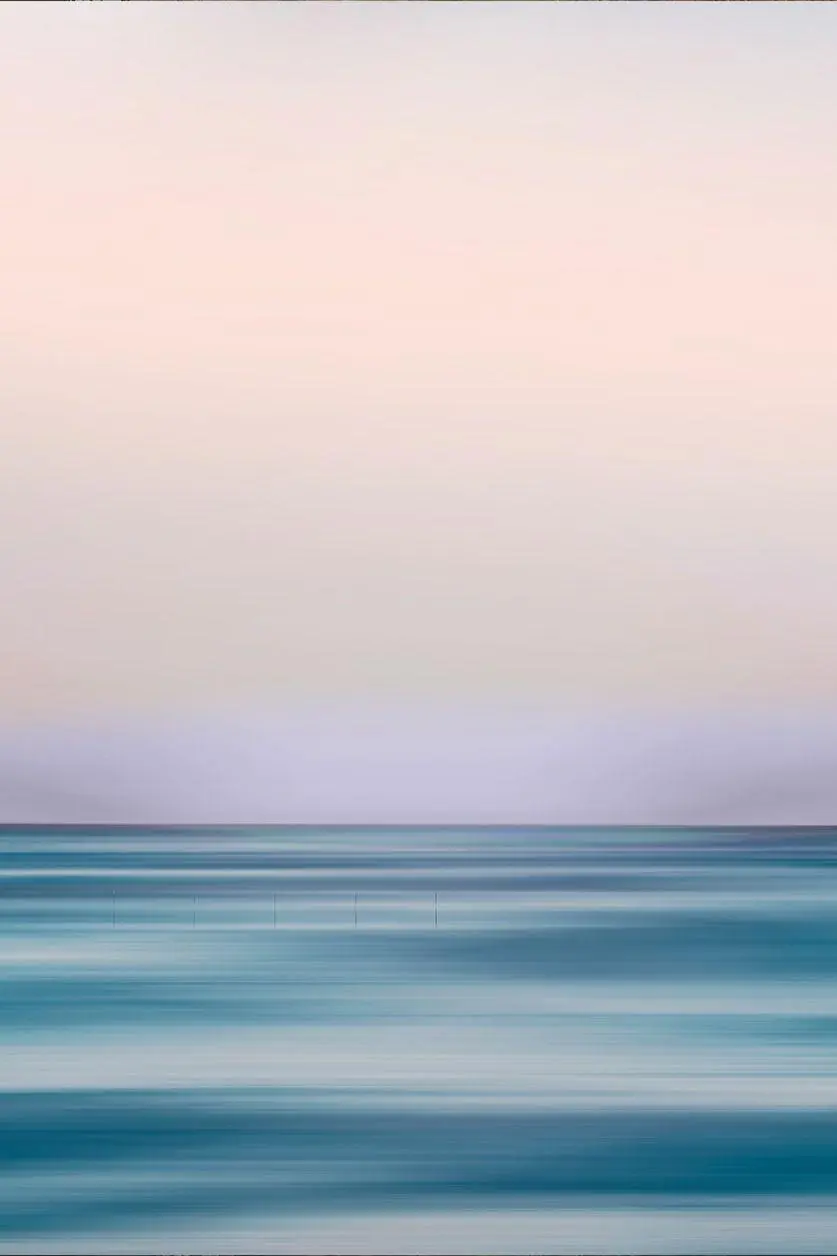 Abstracte seascape in blauwe en roze tinten
