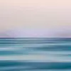 Abstracte seascape in blauwe en roze tinten