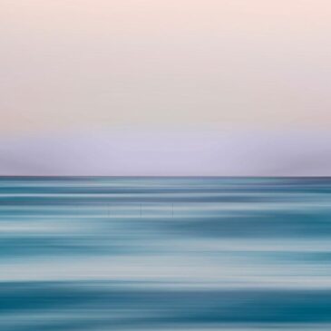 Paysage marin abstrait aux tons bleus et roses