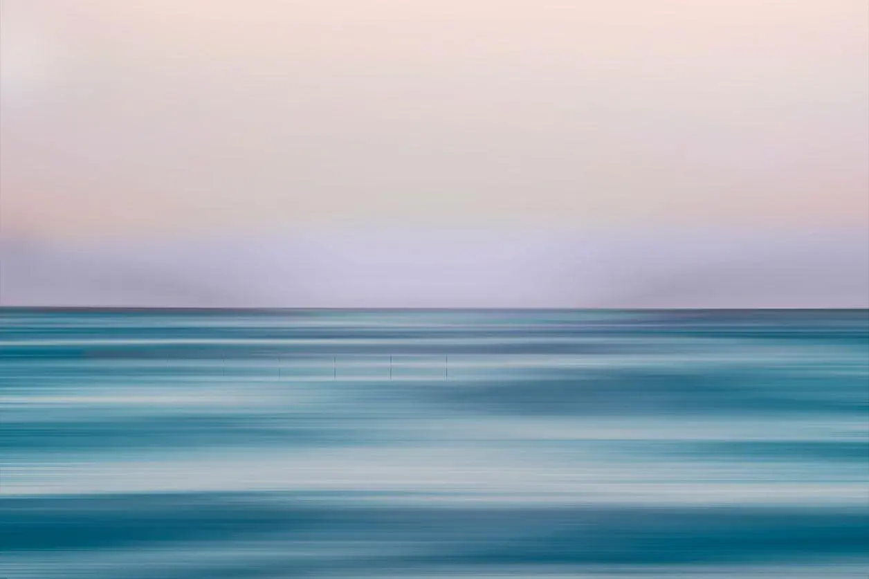 Abstracte seascape in blauwe en roze tinten