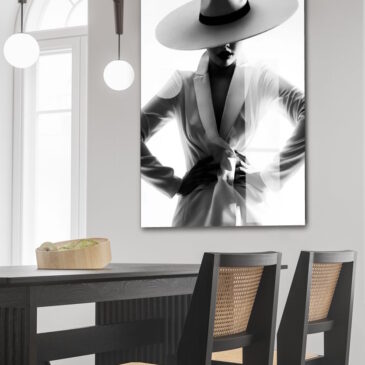 Luxe zwart wit fotografie van modieuze vrouw