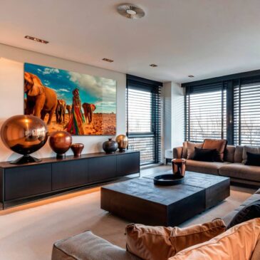 Kunstfoto einer schönen afrikanischen Frau und eines Elefanten