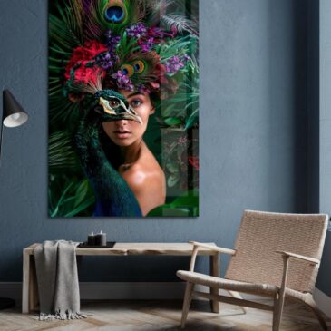 Retrato colorido de una hermosa mujer con un pavo real